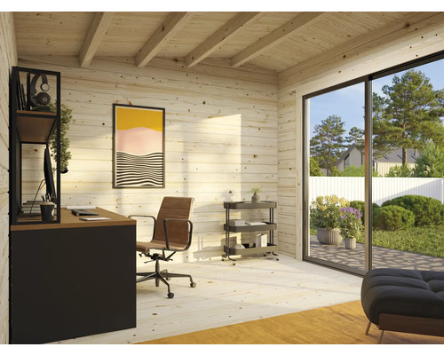 Helles Büro mit Holzvertäfelung, Schreibtisch, Bürostuhl und großem Fenster mit Blick in den Garten.