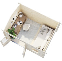 Innenansicht eines Holzgartenhauses mit Schreibtisch, Stuhl und Bett