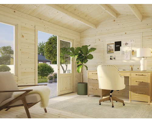 Helles Arbeitszimmer mit Holzvertäfelung, Schreibtisch, Bürostuhl und Sessel