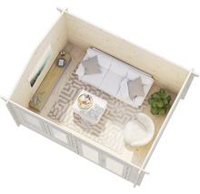 Innenansicht eines Gartenhauses mit Couch, Sessel, Teppich und Dekoration