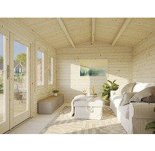 Helles Gartenhaus-Interieur mit Holzverkleidung, Sofa und Fenstern