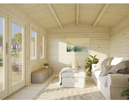 Helles Gartenhaus-Interieur mit Holzverkleidung, Sofa und Fenstern