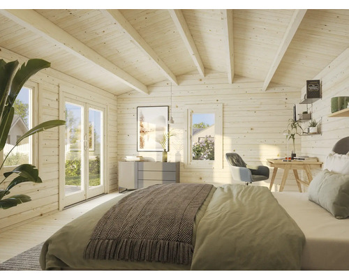 Heller Raum mit Holzvertäfelung, Bett, Kommode und Schreibtisch für ein Ferienhaus