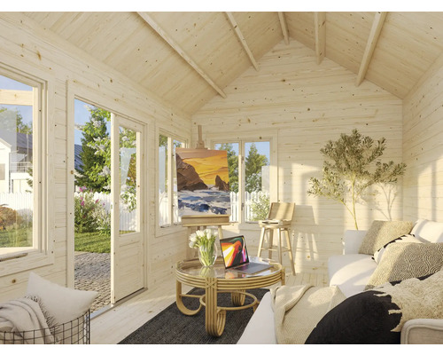 Innenansicht eines hellen Gartenhauses mit Fenstern und Einrichtung