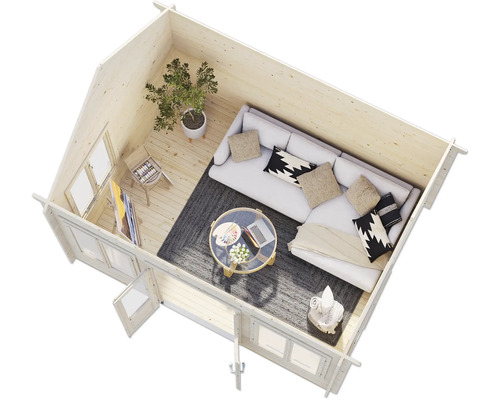 Innenansicht eines Blockhauses mit Sofa, Tisch und Dekoration