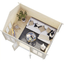 Innenansicht eines Holzgartenhauses mit Sofa, Tisch und Dekoration