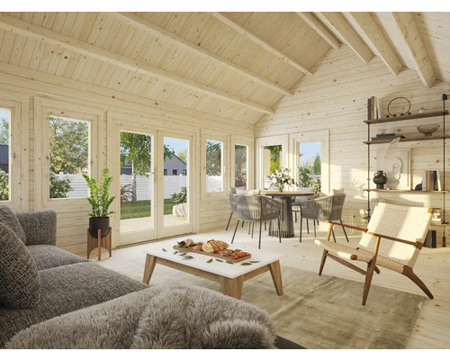 Innenansicht eines Holzhauses mit Möbeln, Fenstern und natürlichem Licht