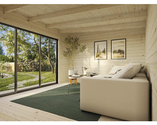 Innenansicht eines Holzhauses mit Sofa, Teppich und Blick in den Garten