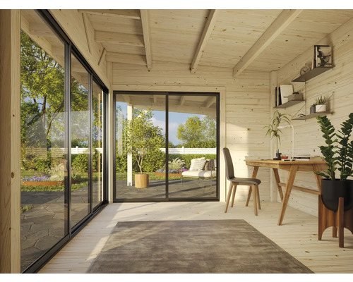Helles Blockhaus mit großen Fenstern, Schreibtisch und Gartenblick.