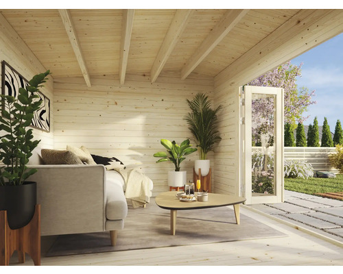 Helle Holzhütte mit Sofa, Pflanzen und Blick in den Garten