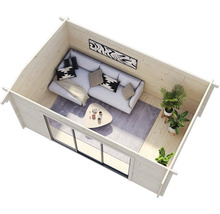 Innenansicht eines Gartenhauses mit Sofa, Tisch und Pflanzen