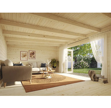 Helles Blockhaus mit Wohnbereich, Sofa, Teppich und Gartenblick