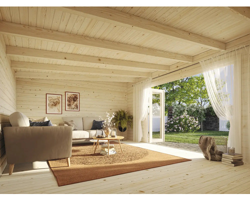 Helle Holzhütte mit Wohnbereich, Sofa, Teppich und Blick in den Garten.