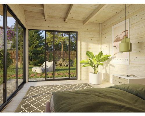 Helles Zimmer mit Holzwänden, Bett, Teppich und Blick in den Garten
