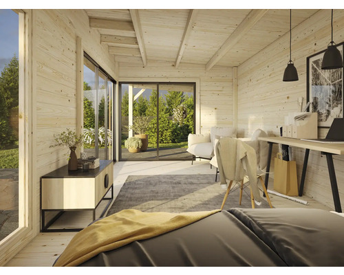 Innenansicht eines hellen Holzhauses mit Fensterfront, Schreibtisch, Stuhl und Bett