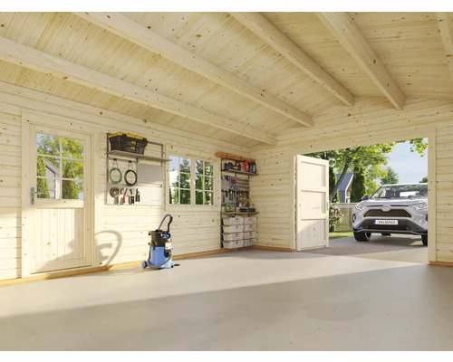 Helle Garage aus Holz mit Werkzeugwand, Werkzeugkiste, Fenster und geöffnetem Tor