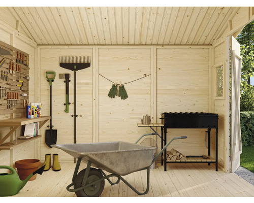 Innenansicht eines Holzgartenhauses mit Gartengeräten, Werkzeugen, Schubkarre und Grill