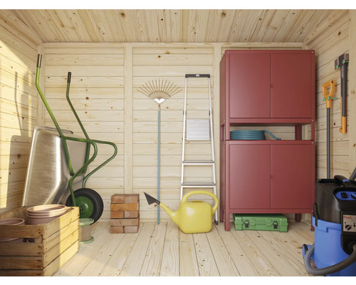 Gartenszene mit Schubkarre, Laubrechen, Leiter und Gartenschrank zur Aufbewahrung von Gartengeräten und Zubehör.