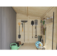 Aufgeräumter Geräteschuppen mit Gartengeräten wie Spaten, Rechen und Gartenschlauchwagen