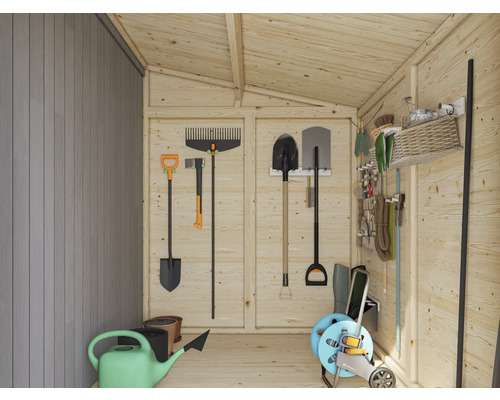 Aufgeräumter Geräteschuppen mit Gartengeräten wie Spaten, Rechen und Gartenschlauchwagen