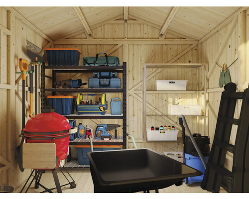 Aufgeräumter Geräteschuppen mit Regalen, Grill und Werkzeugen