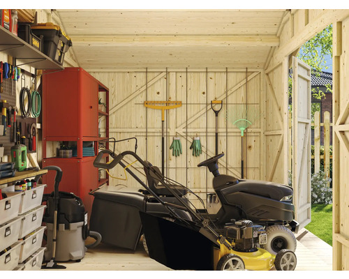 Innenansicht eines Holzgartenhauses mit Rasenmäher, Staubsauger, Werkzeugen und Gartengeräten.