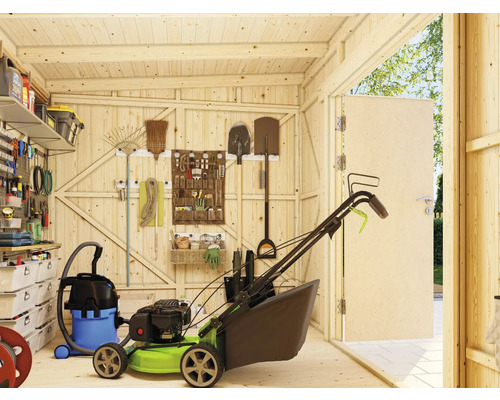 Innenansicht eines Gerätehauses mit Rasenmäher und Gartengeräten