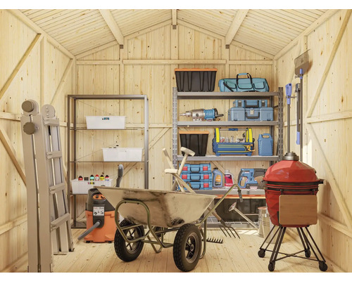 Holzschuppen Innenansicht mit Regalen, Werkzeugen, Grill und Leiter