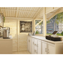 Innenansicht eines Holzgartenhauses mit Küchenzeile, Kaffeemaschine, Tafel und Kassensystem.
