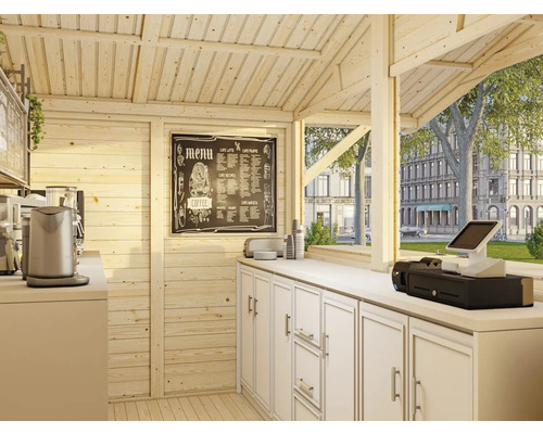 Innenansicht eines Holzgartenhauses mit Küchenzeile, Kaffeemaschine, Tafel und Kassensystem.