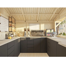 Helle Holzhütte mit Kaffeemaschine, Kühlschrank und Regalen für einen organisierten Verkaufsbereich.