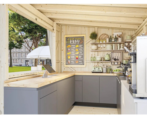 Helle Holzhütte mit grauem Küchenblock, Holzarbeitsplatte und Blick nach draußen