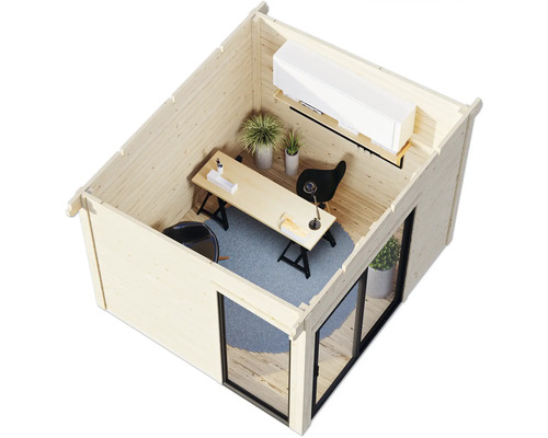 Innenansicht eines Holzgartenhauses mit Schreibtisch und Büromöbeln