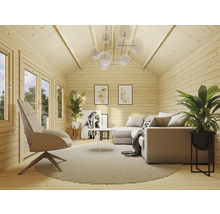 Helle Holzwand in einem Wohnzimmer mit Sofa, Sessel, Teppich und Zimmerpflanzen