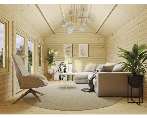 Helle Holzwand in einem Wohnzimmer mit Sofa, Sessel, Teppich und Zimmerpflanzen