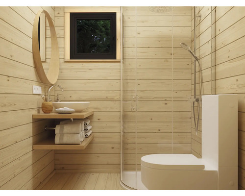 Badezimmer mit Dusche, Toilette, Waschbecken und Spiegel vor Holzwand