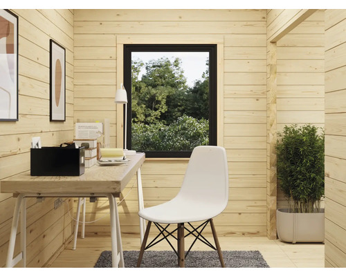 Helles Arbeitszimmer mit Holzvertäfelung, Schreibtisch, Stuhl und Fenster mit Blick ins Grüne