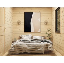 Schlafzimmer mit Holzwänden, Bett und abstrakter Kunst