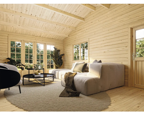 Helles Wohnzimmer mit Holzvertäfelung, Sofa, Teppich und Pflanzen