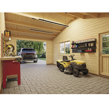Innenansicht einer Garage mit Rasentraktor, Werkbank und Auto