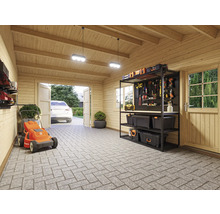 Holzgarage mit Werkzeugregal, Rasenmäher und geöffnetem Tor
