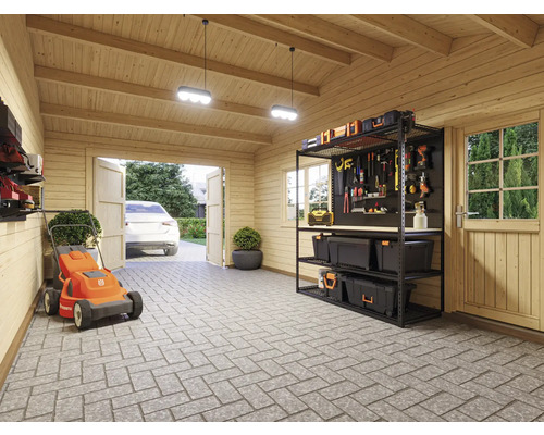 Holzgarage mit Werkzeugregal, Rasenmäher und geöffnetem Tor