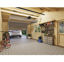 Geräumige Garage mit Werkzeugwand, Auto und Fahrrädern