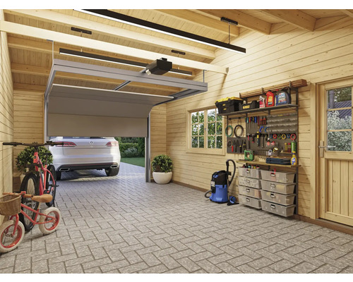 Geräumige Garage mit Werkzeugwand, Auto und Fahrrädern