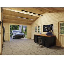 Garage mit Werkbank, Werkzeugwand, Stuhl und Auto