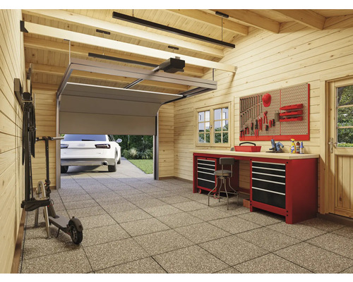 Garage mit Werkbank, Werkzeugwand, Garagentor und Auto