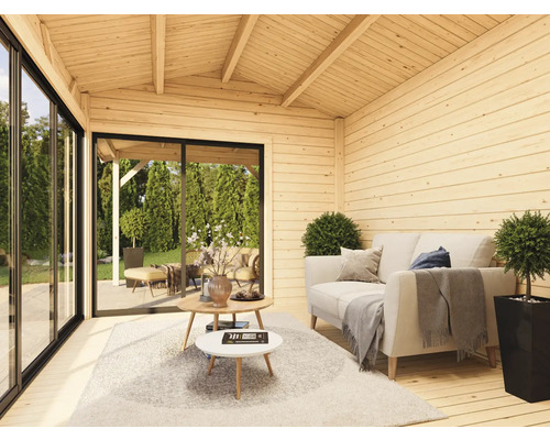 Helle Holzgartenlaube mit Sofa, Couchtischen und großen Fenstern für den Außenbereich