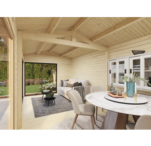 Helles Holzhaus-Interieur mit Sofa, Esstisch, Stühlen und Blick ins Grüne