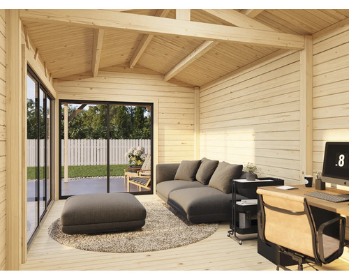 Helles Holzhaus-Interieur mit Sofa, Sessel und Schreibtisch