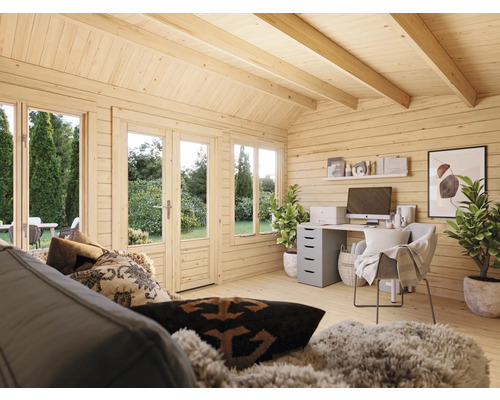 Innenansicht eines Gartenhauses mit Holzverkleidung, Fenstern, Tür und Bürobereich